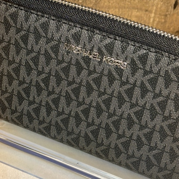 NWT Michael Kors Black and Gray Jet Set Large Monogram Wristlet Wallet - Picture 3 of 10